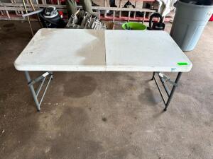 PLASTIC FOLDING TABLE