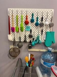 ASSORTED KITCHEN UTENSILS AS SHOWN