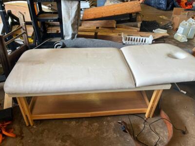 MASSAGE TABLE