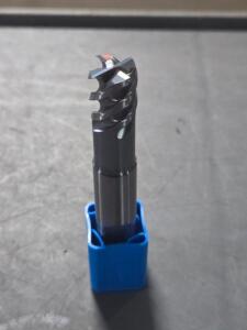 DESCRIPTION: (2) CARBIDE SQ END MIL BRAND/MODEL: FRAISA p5918530 SIZE: 1/2" dia 9/16" loc RETAIL$: $222.40 QTY: 2