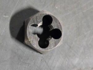 DESCRIPTION: (5) CARBON STEEL HEX THREADING DIE BRAND/MODEL: VC 03866738 SIZE: RH M8x1 QTY: 5