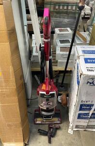 (LIGHTLY USED) SHARK Navigator Lift-Away Self-Cleaning Brushroll Upright Vacuum