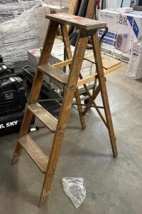 5 FT WOOD LADDER