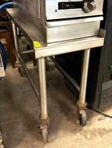 DESCRIPTION: 15" STAINLESS EQUIPMENT STAND ON CASTERS SIZE: 15"X36"X25" QTY: 1