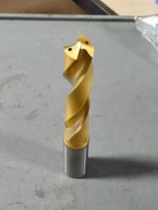 DESCRIPTION: (1) CARBIDE COOLANT THRU DRILL BIT BRAND/MODEL: KENNAMETAL B211A18400HP SIZE: 18.4mm DIA RETAIL$: $329.25 QTY: 1