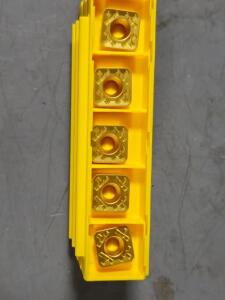 DESCRIPTION: (15) CARBIDE MLLING INSERTS BRAND/MODEL: KENNAMETAL SDHT1204AETN42 RETAIL$: $404.69 QTY: 15