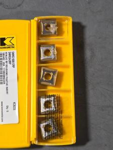 DESCRIPTION: (10) SNMG543RP CARBIDE ROUGHING POSITIVE INSERTS BRAND/MODEL: KENNAMETAL SNMG150612RP KC9225 RETAIL$: $541.21 QTY: 10