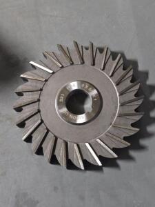 DESCRIPTION: (1) HSS SIDE MILLING CUTTER BRAND/MODEL: MOON SM5625 SIZE: 5" CUT DIA 5/8" CW 24 TEET RETAIL$: $284.95 QTY: 1