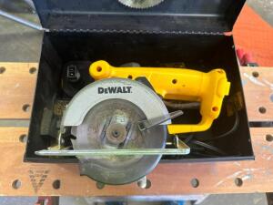 DEWALT CORDLESS CIRCULAR SAW WITH BATTERY