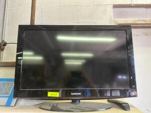 SAMSUNG TV WITH REMOTE