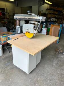 BLACK AND DECKER RADIAL ARM SAW WITH STAND