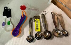 ASSORTED MEASURING CUPS