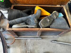 DESCRIPTION CRATE AND CONTENTS - ASSORTED RUBBER OVER BOOTS. THIS LOT IS: ONE MONEY QTY 1