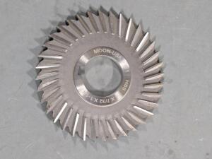 DESCRIPTION: (1) HSS SIDE CHIP SAW BRAND/MODEL: MADE IN USA SS4218-1 SIZE: 4" BLADE DIA 7/32" BLADE THICKNESS RETAIL$: $248.02 QTY: 1