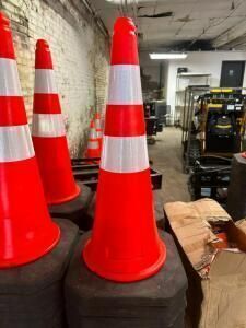 (10) PLASTIC CONES WITH RUBBER BASES