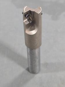 DESCRIPTION: (1) INDEXABLE SQ SHOULDER END MILL BRAND/MODEL: MICRO 100-31-1816 INFORMATION: APKT RETAIL$: 5/8" DIA 1-12' LOC 1/2" SD QTY: 1