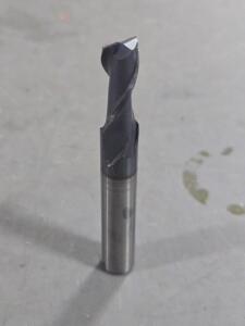 DESCRIPTION: (2) CARBIDE SQ END MILL BRAND/MODEL: MORSE 900090 SIZE: 9/32" DIA 3/4" LOC 5/16" SD RETAIL$: $190.34 QTY: 2