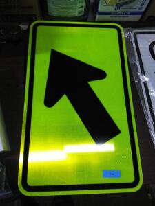 DESCRIPTION: (1) ARROW SIGN BRAND/MODEL: ECONO SIGNS LLC INFORMATION: ALUMINUM SIZE: 24X12X18 RETAIL$: $61.98 EA QTY: 1