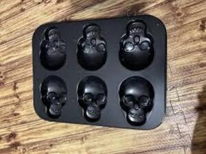 DESCRIPTION: (1) CAST ALUMINUM BAKEWARE BRAND/MODEL: HALLOWEEN SKULLS RETAIL$: $24.00 EA QTY: 1