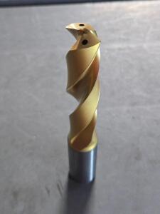 DESCRIPTION: (1) CARBIDE COOLANT THRU DRILL BIT BRAND/MODEL: KENNAMETAL B211A18400HP SIZE: 18.4mm DIA RETAIL$: $329.25 QTY: 1