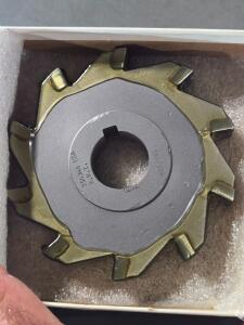 DESCRIPTION: (1) CARBIDE TIPPED SIDE MILLING CUTTER BRAND/MODEL: MADE IN USA 254346 SIZE: 4" DIA 5/8" CW 1" AH 10 T RETAIL$: $573.07 QTY: 1