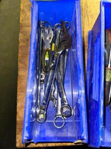 PLASTIC ORGANIZER WITH SMALL ASSORTMENT OF HAND TOOLS