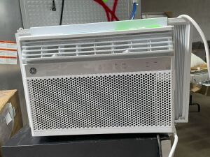 WINDOW UNIT AIR CONDITIONER