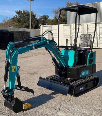 AGT QH12 MINI EXCAVATOR.