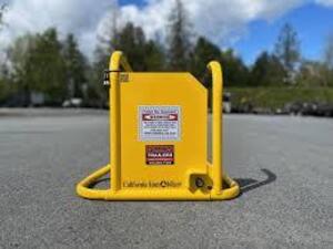 DESCRIPTION: (1) TRUCK AND TRAILER LOCK BRAND/MODEL: CALIFORNIA IMMOBILIZER #39C433 INFORMATION: YELLOW SIZE: FITS 22 1/2 IN TO 24 1/2 IN WD RANGE, ST