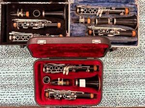 (3)- PLASTIC CLARINETS