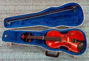 4/4 VIOLIN WITH CASE & BOW