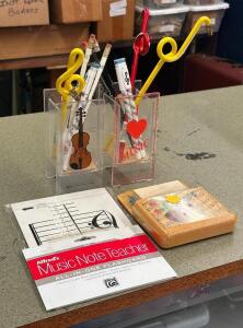 ASSORTED MUSICAL FLASHCARDS AND PENCILS