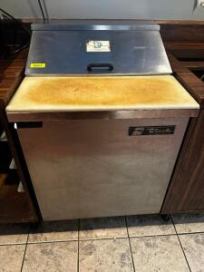 DESCRIPTION TRUE 27" SANDWICH PREP TOP COOLER BRAND / MODEL: TRUE TSSU-27-0 ADDITIONAL INFORMATION SN# 592868, 115 VOLT, 1 PHASE. VERIFIED IN WORKING