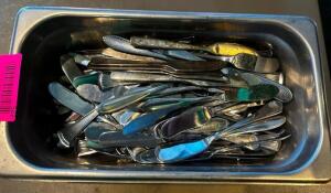 DESCRIPTION STAINLESS INSERT W/ CONTENTS - ASSORTED BUTTER KNIVES THIS LOT IS: ONE MONEY LOCATION ROOM 1 QTY 1