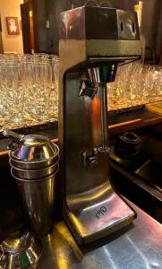 DESCRIPTION: HAMILTON BEACH DRINK MIXER W/ STAINLESS CUPS. BRAND / MODEL: HAMILTON BEACH LOCATION: BAR QTY: 1