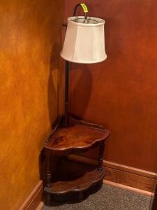 DESCRIPTION: CORNER ACCENT TABLE / LAMP LOCATION: BANQUET ROOM THIS LOT IS: ONE MONEY QTY: 1