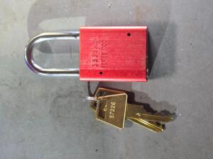 DESCRIPTION: (24) LOCKOUT PADLOCKS BRAND/MODEL: AMERICAN LOCKS A1106RED SIZE: 1/4" SHACKLE DIA 1-51/64" RETAIL$: $477.36 QTY: 24