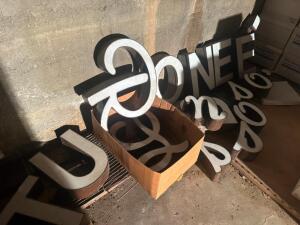 ASSORTED SIGN LETTERS