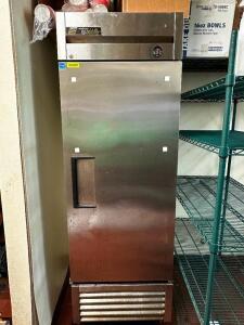 DESCRIPTION TRUE SINGLE DOOR REACH IN COOLER. BRAND / MODEL: TRUE T-23 ADDITIONAL INFORMATION SN# 7262250, 115 VOLT, 1 PHASE. IN WORKING ORDER. LOCATI