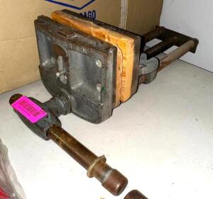 HEAVY DUTY BENCH VISE