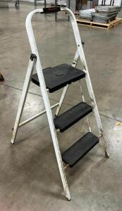 FOLDING STEP LADDER