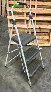 FOLDING STEP LADDER