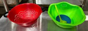 PLASTIC COLANDER AND BOWL WITH LADLE