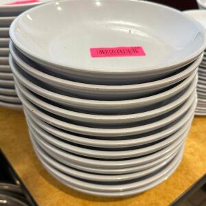 DESCRIPTION (12) 9" PLASTIC PLATES ( WHITE ) THIS LOT IT: SOLD BY THE PIECE SIZE 9" LOCATION FRONT QTY 12