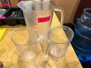 DESCRIPTION (3) ASSORTED PLASTIC MEASURING CUP / PITCHERS. LOCATION FRONT QTY 1