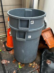 DESCRIPTION (2) RUBBERMAID 44 GALLON BRUTE TRASH CANS BRAND / MODEL: RUBBERMAID THIS LOT IT: SOLD BY THE PIECE SIZE 44 GALLON LOCATION OUTSIDE QTY 2