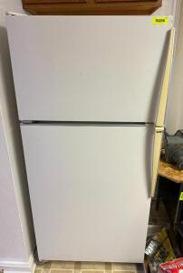 TOP FREEZER REFRIGERATOR