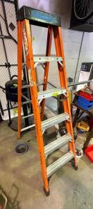 6' FIBERGLASS LADDER