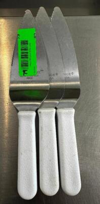 DESCRIPTION (3) SMALLER STAINLESS PIE SERVERS W/ WHITE PLASTIC HANDLES THIS LOT IS: SOLD BY THE PIECE LOCATION FRONT QTY 3