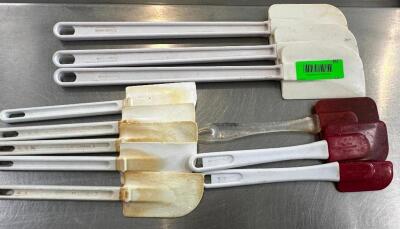 DESCRIPTION (11) ASSORTED SPATULAS THIS LOT IS: ONE MONEY LOCATION FRONT QTY 1